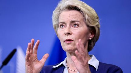 La présidente de la Commission européenne, Ursula von der Leyen, lors d'une conférence de presse, le 20 juin 2023, à Bruxelles. (KENZO TRIBOUILLARD / AFP)