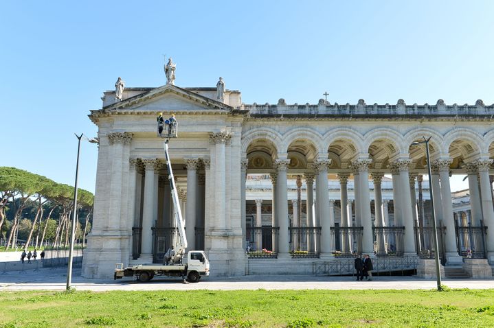 Des lésions ont été identifiées sur la façade de la basilique Saint-Paul hors les murs à Rome après le séisme du 30 octobre.
 (Silvia Lore / NurPhoto)