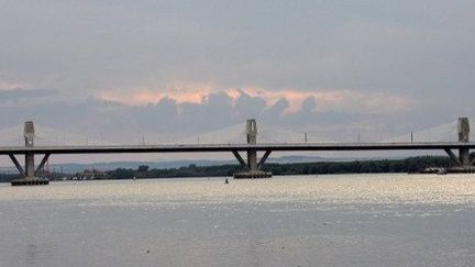 Pont sur le Danube entre la Roumanie et la Bulgarie. Financé par l'UE, inauguré en juin 2013, il permet de joindre Dresde à Istanbul. (DANIEL MIHAILESCU / AFP)