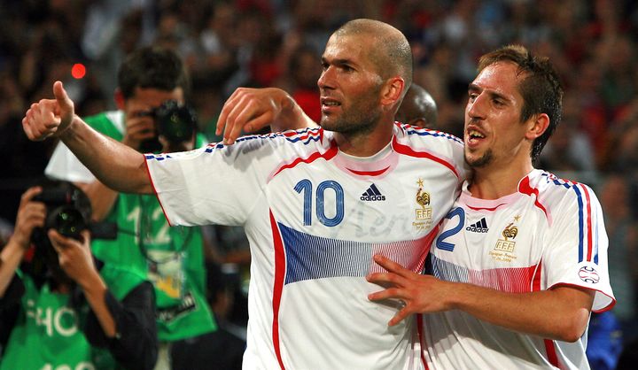 Zinédine Zidane (à gauche) et Franck Ribéry (à droite) célébrant le troisième but des Bleus contre l'Espagne en huitièmes de finale de la Coupe du monde, le 27 juin 2006. (DAVID HECKER / DDP)