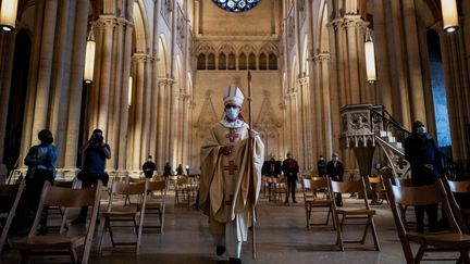 L'évêque Emmanuel Gobilliard dirige une messe, le 23 mai 2020 à la cathédrale Saint-Jean de Lyon. (JEFF PACHOUD / AFP)
