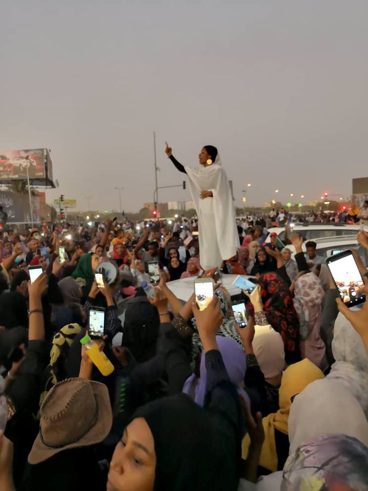 Une Soudanaise s'adresse à la foule pendant une manifestation demandant le départ du président soudanais Omar el-Béchir, le 8 avril 2019 à Khartoum, capitale du pays.&nbsp; (LANA H. HAROUN / TWITTER / REUTERS)