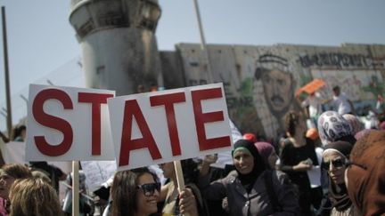 Des femmes israéliennes et palestiniennes de chaque côté du checkpoint de Kalandia, le 17 septembre 2011 (AFP/MARCO LONGANI)