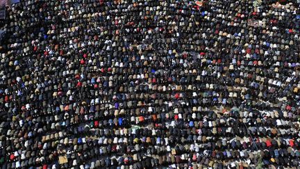 Pri&egrave;re du vendredi sur la place Tahrir au Caire (Egypte), le 27 janvier 2012. (MAHMUD HAMS / AFP)