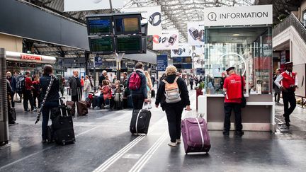 Des voyageurs patientent à la gare de l'Est de Paris lors d'un mouvement de grève, mercredi 18 mai 2016. (RODRIGO AVELLANEDA / ANADOLU AGENCY / AFP)