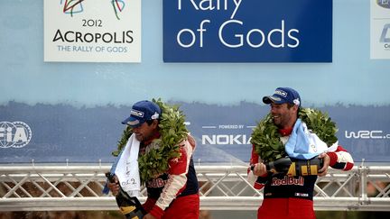 S&eacute;bastien Loeb et son co-pilote, Daniel Elena, f&ecirc;tent leur victoire au rallye de l'Acropole ("rallye des dieux"), pr&egrave;s d'Ath&egrave;nes, le 27 mai 2012. (ARIS MESSINIS / AFP)