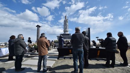 Des gens se recueillent et rendent hommage aux victimes de la catastrophe de Fukushima (Japon), le 11 mars 2017 à Sendai,&nbsp;au nord de Tokyo. (KAZUHIRO NOGI / AFP)