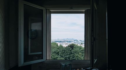 Une fenêtre ouverte dans un appartement à Issy-les-Moulineaux (Hauts-de-Seine), le 13 mai 2020. (SANDRINE MULAS / HANS LUCAS / AFP)