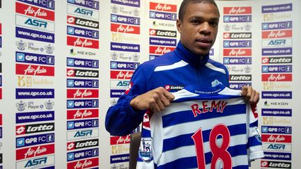 L'attaquant international Lo&iuml;c R&eacute;my pose avec le maillot des Queen's Park Rangers, son nouveau club, le 18 janvier 2013. (ANDREW COWIE / AFP)