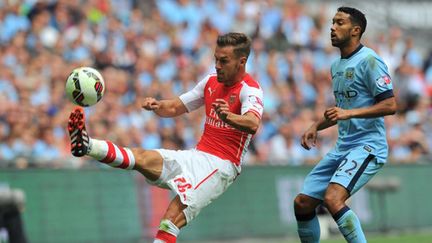 Aaron Ramsey (Arsenal) surveillé par Gael Clichy (Manchester City) (GLYN KIRK / AFP)