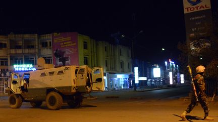 Les forces de sécurité ont pris position dans les rues de Ouagadougou (Burkina Faso), le 15 janvier 2015, après l'attaque terroriste sur un hôtel de la ville.&nbsp; (AHMED OUOBA / AFP)