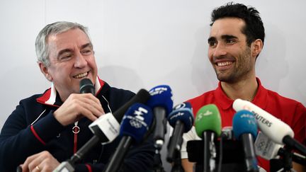 Le chef de mission de la France aux JO d'hiver 2018 Luc Tardif (à g.) en compagnie de Martin Fourcade, le 8 février 2018, à Pyeongchang (Corée du Sud). (FRANCK FIFE / AFP)