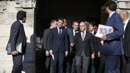 Le Premier ministre Manuel Valls et le ministre de l'Int&eacute;rieur visitent une &eacute;glise &agrave; Villejuif (Val-de-Marne), le 22 avril 2015. (KENZO TRIBOUILLARD / AFP)