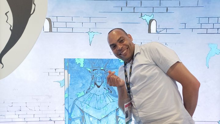 A la Japan Expo 2023, l'éditeur Pascal Lafine (Delcourt) prend la pose devant le stand du webtoon "Solo Leveling". (Juliette Pommier)