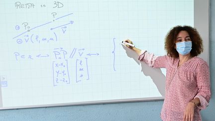 Une professeure de mathématiques donne un cours dans une école de Milan (Italie), le 7 septembre 2020 (illustration). (MIGUEL MEDINA / AFP)