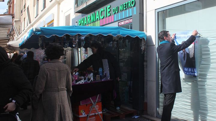 Geoffrey Carvalhinho colle une de ses affiches devant le m&eacute;tro Hoche,&nbsp;&agrave; Pantin (Seine-Saint-Denis), le 23 f&eacute;vrier 2014. (VIOLAINE JAUSSENT / FRANCETV INFO)