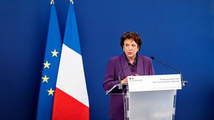 La ministre de la Culture, Roselyne Bachelot, lors de la présentation d'une œuvre au musée Picasso, à Paris, le 20 septembre 2021. (COME SITTLER / AFP)