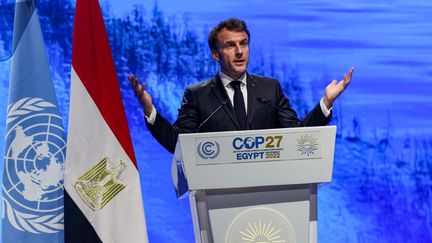 Le président français Emmanuel Macron lors de son discours à&nbsp;Charm el-Cheikh (Egypte) durant la COP27, le 7 novembre 2022. (AHMAD GHARABLI / AFP)