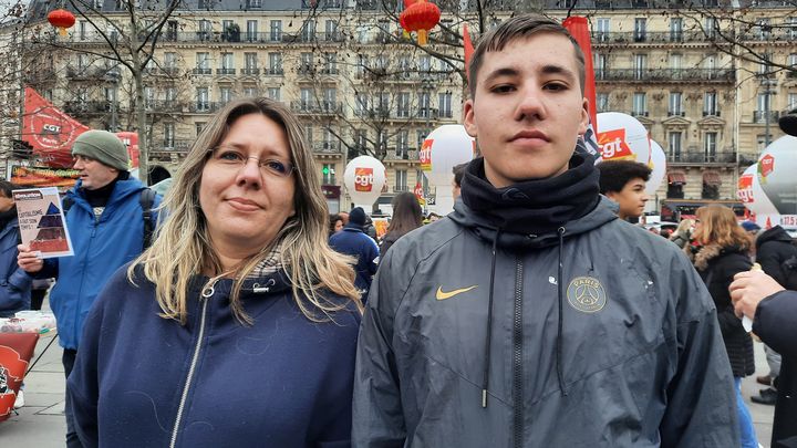 Béatrice, gérante d’une quincaillerie dans l’Orne, dans la manifestation contre la réforme des retraites avec son fils David, le 19 janvier 2023, à Paris. (RAPHAEL GODET / FRANCEINFO)