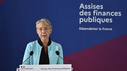 Elisabeth Borne, le 19 juin 2023, lors de son discours de clôture des assises des finances publiques. (JULIEN DE ROSA / AFP)