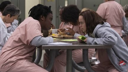 Uzo Aduba et Taryn Manning, détenues à la prison pour femmes de Litchfield dans la série "Orange is the new black".&nbsp; (JOJO WHILDEN/NETFLIX)