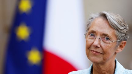 La nouvelle Première ministre Elisabeth Borne, le 16 mai 2022, lors de la passation de pouvoirs avec Jean Castex à Matignon (Paris). (CHRISTIAN HARTMANN / AFP)