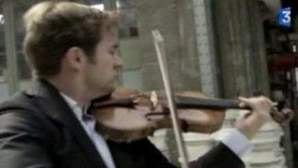 Le violoniste Renaud Capuçon devant le miroir de Capitale Culture
 (Culturebox)