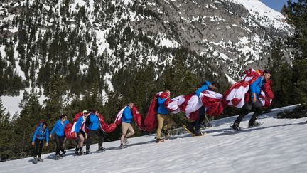 Des membres du mouvement d'extrême droit Génération identitaire lors de leur action anti-migrants au col de l'Echelle, le 21 avril 2018. (ROMAIN LAFABREGUE / AFP)