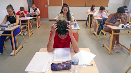 Des élèves de 3e passent une épreuve du brevet dans un collège de Brunstatt-Didenheim (Haut-Rhin), le 1er juillet 2019. (DAREK SZUSTER / MAXPPP)