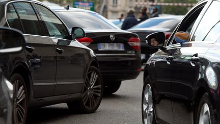 Des chauffeurs VTC lors d'une manifestation, porte Maillot à Paris, le 9 octobre 2015.&nbsp; (ALAIN JOCARD / AFP)