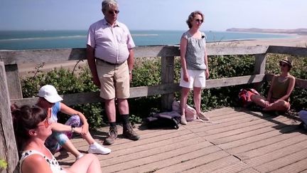 Vacances : une "sophro rando" pour se détendre sur la Côte d’Opale (FRANCE 2)