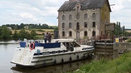 Une péniche, lors d'une navigation fluviale en France. (FRANCE 3)