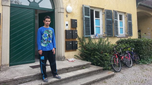 &nbsp; (Mohamed, Irakien de 15 ans, devant l'un des bâtiments du jardin aromatique. Derrière lui, les fenêtres de la chambre qu'il occupe avec sa famille © RF/SB)