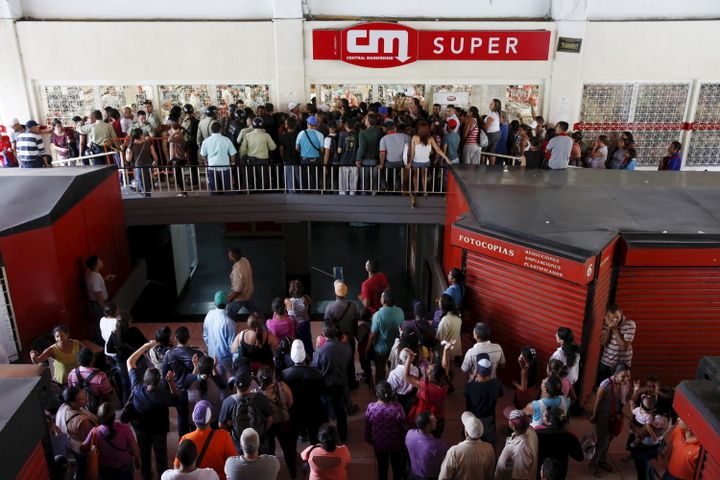 Des Vénézuéliens font la queue devant un supermarché de Caracas (Venezuela), le 22 avril 2016. (CARLOS GARCIA RAWLINS / REUTERS)