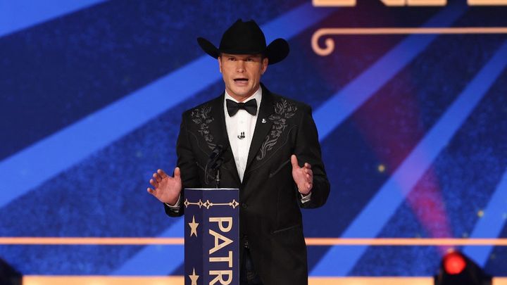 Le présentateur de la chaîne Fox, Pete Hesgeth, lors d'une cérémonie à Nashville, dans le Tennessee (Etats-Unis), le 16 novembre 2023. (TERRY WYATT / GETTY IMAGES NORTH AMERICA / AFP)