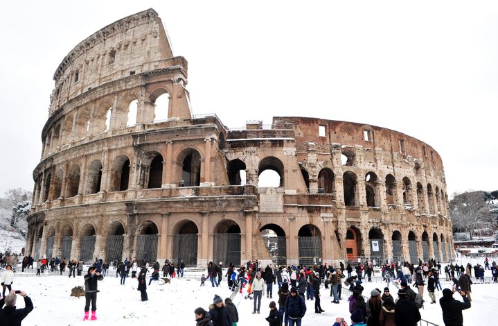 Le Colis&eacute;e sous la neige, le 4 f&eacute;vrier 2012 &agrave; Rome (Italie). (ALBERTO PIZZOLI / AFP)