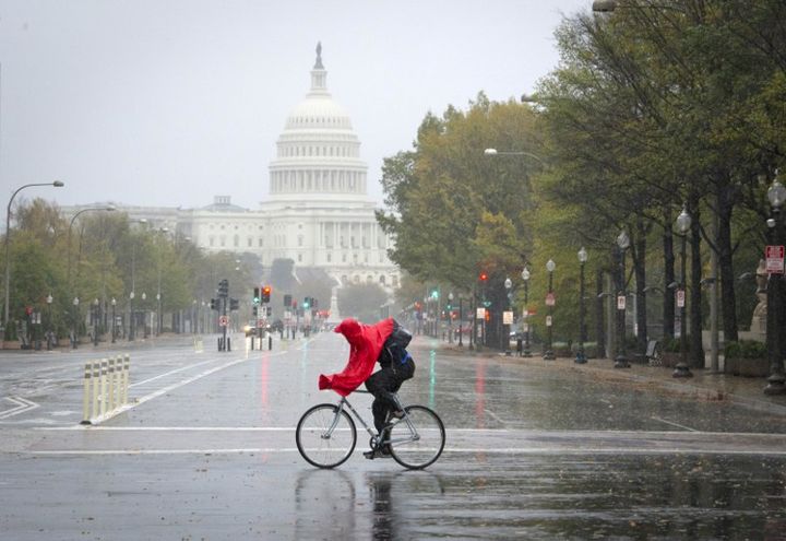 Un cycliste passe devant la Maison Blanche, sur Pennsylvania Avenue, d&eacute;serte en ce 29 octobre 2012.&nbsp; (MLADEN ANTONOV / AFP)