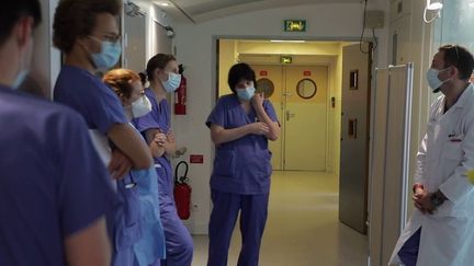 Covid-19 : le combat des soignants dans un service de réanimation de la Pitié-Salpêtrière (FRANCE 2)