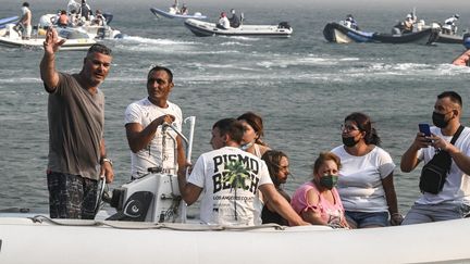 Des civils sont évacués par bateau de Nea Anghialos, près de la ville de Volos, en Grèce, le 27 juillet 2023. (TATIANA BOLARI / EUROKINISSI / AFP)