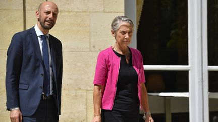 Le ministre de la Transformation et de la fonction publiques, Stanislas Guerini, et la Première ministre, Elisabeth Borne, à Matignon (Paris), le 29 juin 2022. (JULIEN DE ROSA / AFP)