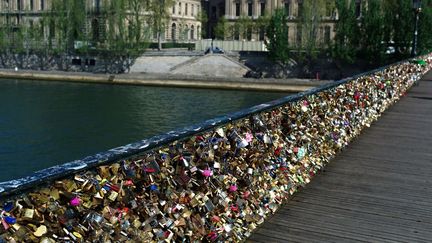 Le pont des Arts recouvert de cadenas d'amour
 (Thibault Camus/AP/SIPA)