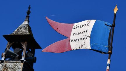 La devise française, "Liberté, égalité, fraternité" affichée sur un drapeau français dans un village du sud de la France (photo d'illustration). (PASCAL PAVANI / AFP)