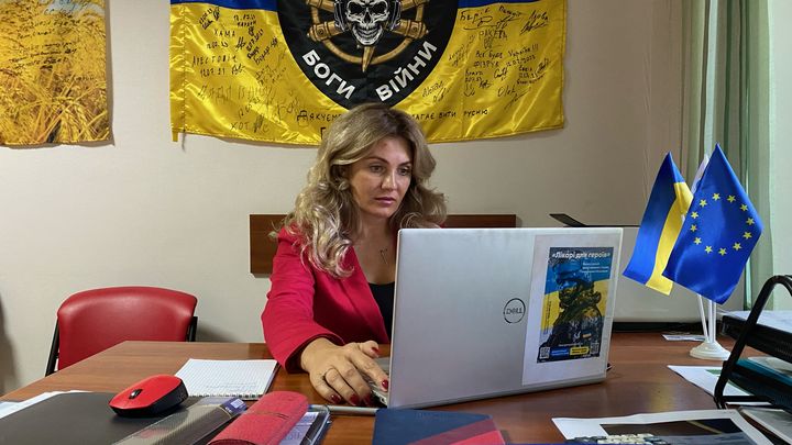 Natalia Lutikova, directrice adjointe de la fondation Étoile orientale, récolte de l'argent pour financer les soins à apporter aux soldats ukrainiens blessés au visage. (BORIS LOUMAGNE / RADIO FRANCE)