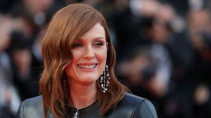 Julianne Moore, vêtue de cuir, est de nouveau sur le tapis rouge. Après le cinéma américain de Jim Jarmusch hier, elle vient voir le premier film français de cette 72e compétition officielle. (VALERY HACHE / AFP)