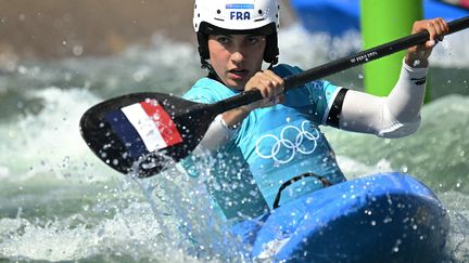 Angele Hug en kayak cross, le 5 août 2025, lors des épreuves des Jeux olympiques à  Vaires-sur-Marne. (BERTRAND GUAY / AFP)