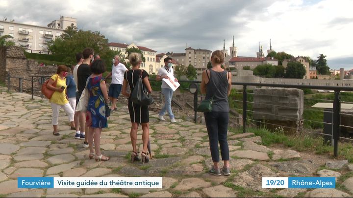 Une découverte vivante de Lugdunum - musée et Théâtre antiques de Lyon : derrière la barrière, on distingue les gros blocs qui perettaient de tendre le velum. (J. Adde / France Télévisions)