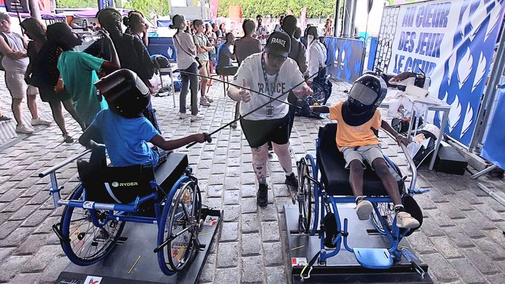 Des enfants s'initient à l'escrime fauteuil au Club France, le 29 août 2024 à Paris. (BENJAMIN ILLY / RADIO FRANCE)