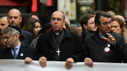 Mario Stasi, le président de la Licra (D) à la marche contre l'antisémitisme du 12 novembre 2023 à Paris, aux côtés du grand rabbin de France, Haim Korsia (G) et de l'évêque de Nanterre, Mgr Matthieu Rouge (C). (THOMAS SAMSON / AFP)