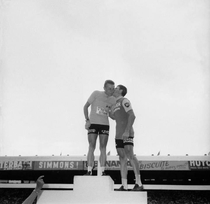 Raymond Poulidor (à droite) embrasse Jacques Anquetil sur le podium du Tour de France 1964, au Parc des Princes, à Paris. (KEYSTONE-FRANCE / GAMMA-KEYSTONE)