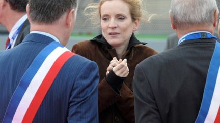 La ministre de l'Ecologie, Nathalie Kosciusko-Morizet (ici avec des élus au salon aéronautique du Bourget le 23-6-2011) (AFP - ERIC PIERMONT)